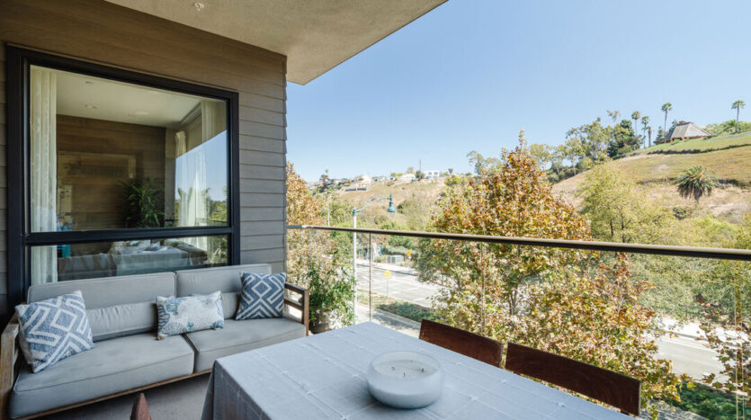 Stunning Single-Level Luxury Condo in Playa Vista